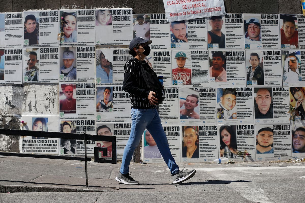 MEX9587. GUADALAJARA (MÉXICO), 30/03/2022.- Un hombre camina en la Glorieta de los Niños Héroes, donde fueron colocadas lozas con los retratos de personas desaparecidas, el 18 de marzo de 2022 en Guadalajara, Jalisco (México). México se acerca a los 100.000 personas desaparecidas y no localizadas registradas oficialmente en medio del gran esfuerzo de las autoridades para frenar esta tragedia y casos tristemente insignes, como el de los 43 estudiantes de Ayotzinapa en 2014, todavía por resolver. EFE/Francisco Guasco
