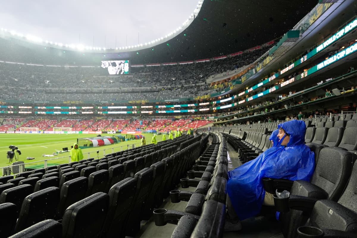 El partido entre México y Ecuador se vio retrasado por una tormenta eléctrica. //Foto, AP: Fernando Llano