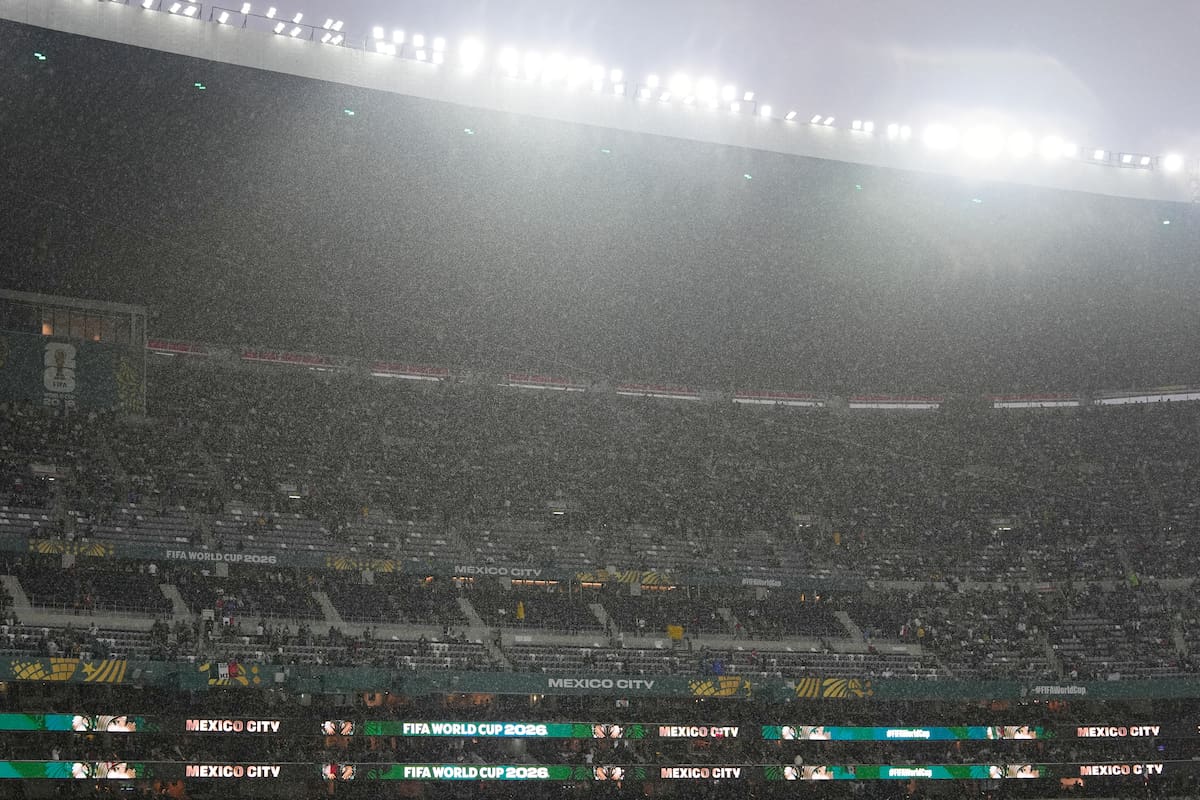 La lluvia retrasó el partido entre México y Ecuador al inicio de la semana. //Foto, AP: Fernando Llano