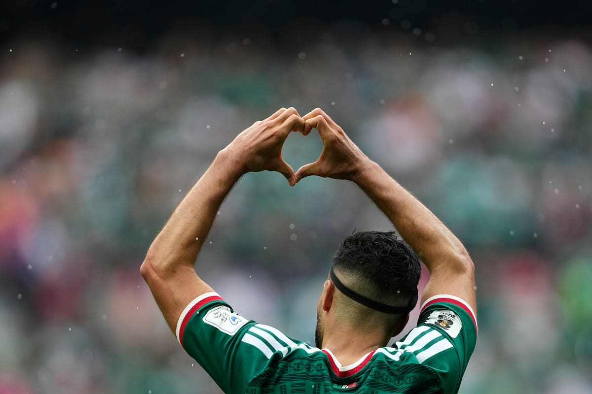 El mexicano Raúl Jiménez celebra después de anotar el segundo gol de su equipo en la victoria de México 2-0 sobre Sudáfrica en partido por el Grupo A del Mundial. //Foto, AP: Natacha Pisarenko