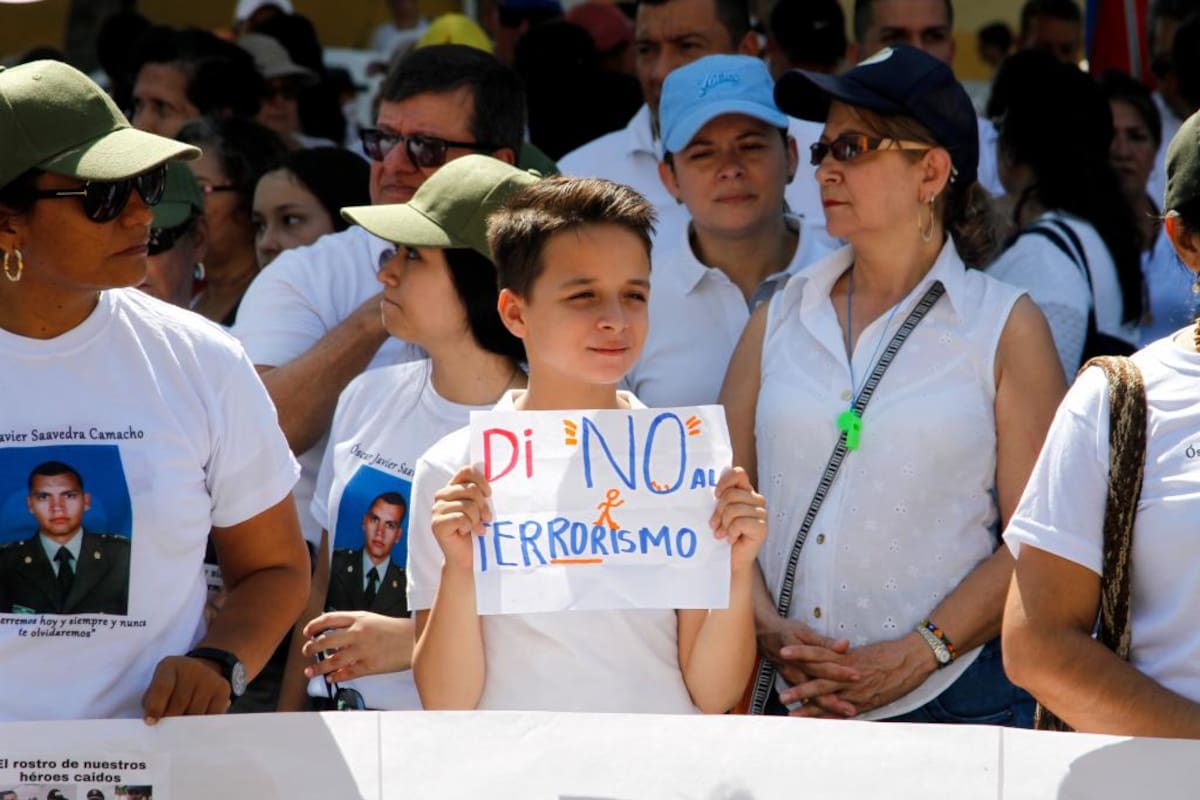 En Bucaramanga se llevó a cabo una marcha que finalizó con una eucaristía en la Plaza Cívica. Allí se hizo un solemne y sentido homenaje a los policías caídos en el atentado cometido el pasado jueves en la Escuela de Cadetes General Santander de Bogotá.