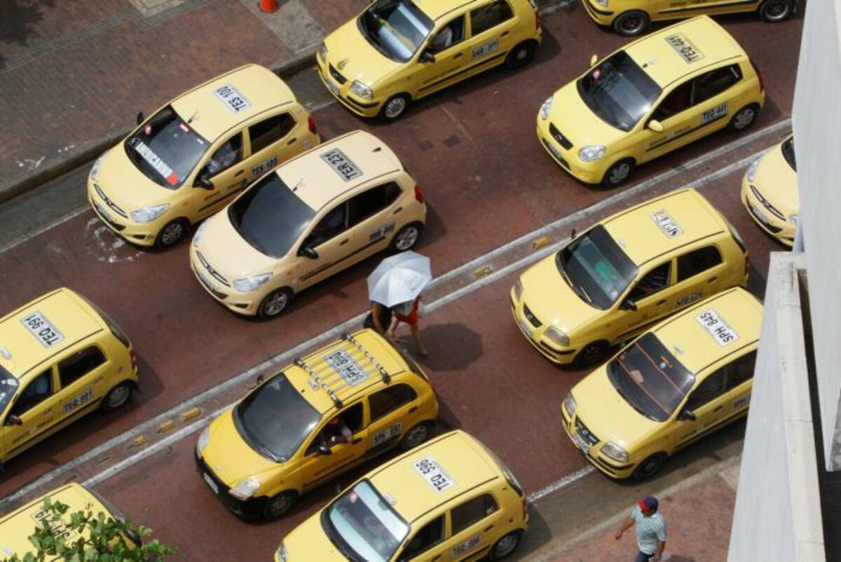 Si se cumpliera la tarifa de taxis, una carrera desde el Centro a la Bomba de El Amparo costaría 10.300 pesos; 1.445 pesos por kilómetro. El kilómetro en Bogotá tiene un costo de 1.024 pesos. Archivo-El Universal