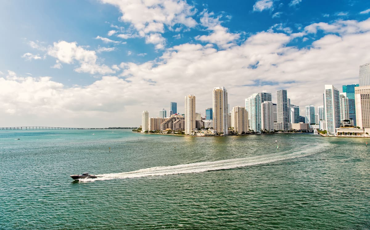 Viste aérea de la costa de la ciudad de Miami // 123rf.