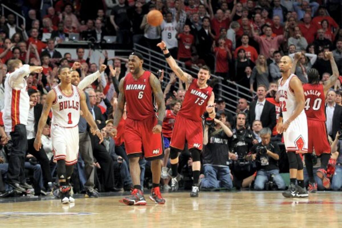 Jugadores de los Heat de Miami celebran el triunfo y su paso a la final de la NBA. AFP