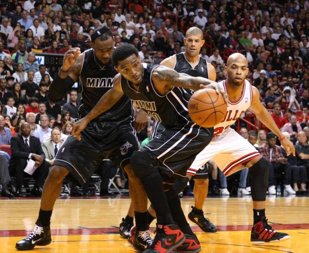 Los Heat se llevaron un reñido triunfo de 97-93 sobre los Bulls. AP David Santiago