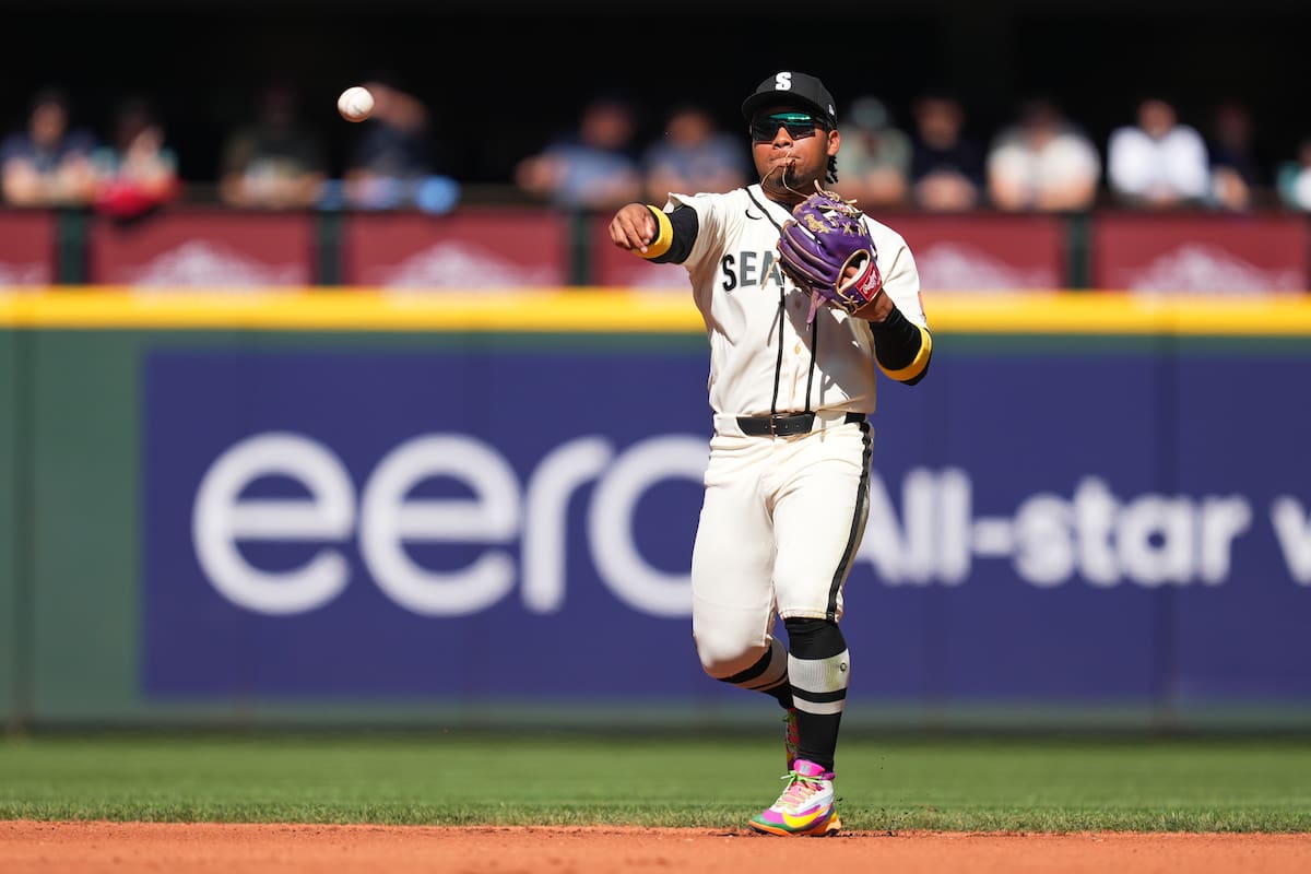 El segunda base de los Seattle Mariners, Michael Arroyo, lanza a primera base tras un rodado bateado por Alika Williams, de los Athletics. //Foto, AP: Eric Hiller