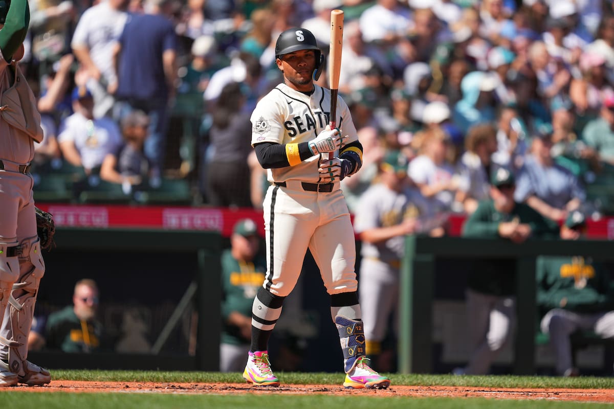 Michael Arroyo, de los Marineros de Seattle, entra en la caja de bateo para su primer turno al bate en las Grandes Ligas durante la tercera entrada de un partido de béisbol contra los Athletics. //Foto, AP:
Eric Hiller