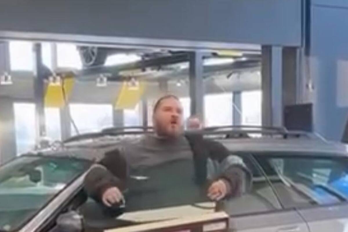 Hombre se estrelló contra concesionario en EE.UU. y fue arrestado