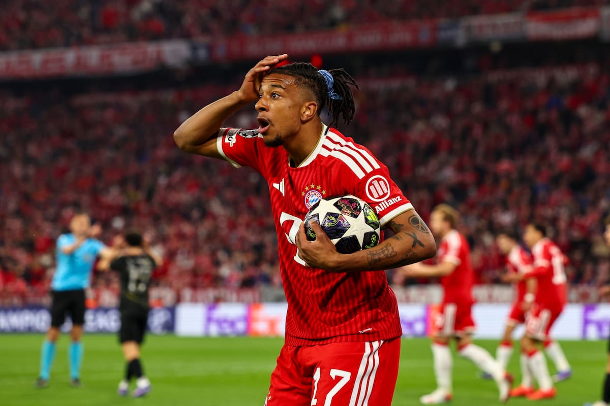 Michael Olise reclama una acción en la semifinal de Bayern Múnich contra el PSG en Champions League. //EFE/EPA/ANNA SZILAGYI