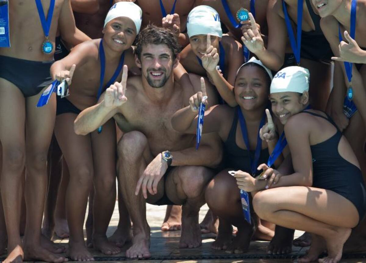 Los niños recibieron emocionados a Phelps en un complejo deportivo ubicado en el complejo de favelas de Alemao, en el norte de la ciudad, donde las autoridades retomaron el control de los narcotraficantes a fines de 2010. AP Silvia Izquierdo