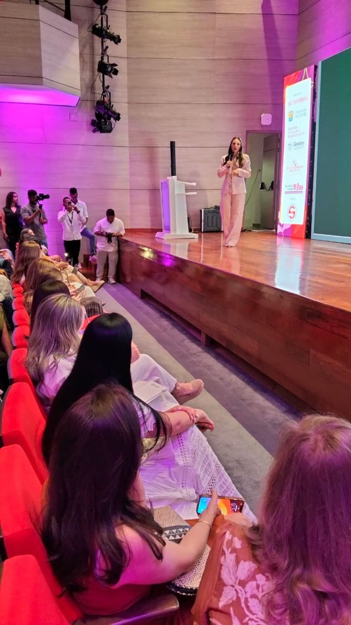 Michelle Char en su intervención en el foro "El poder de ser mujer hoy", en Cartagena. // Foto: Braymar Feliz - El Universal
