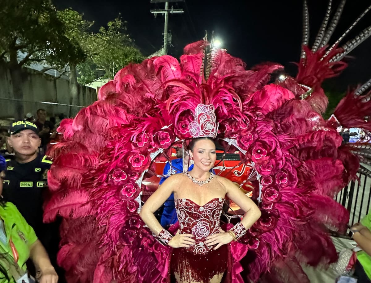 Michelle Char Fernandez, reina del Carnaval de Barranquilla 2026, lució un vestido en homenaje a Las Rosa, durante La Noche de Guacherna.//Juan M. Cantillo-El Universal.