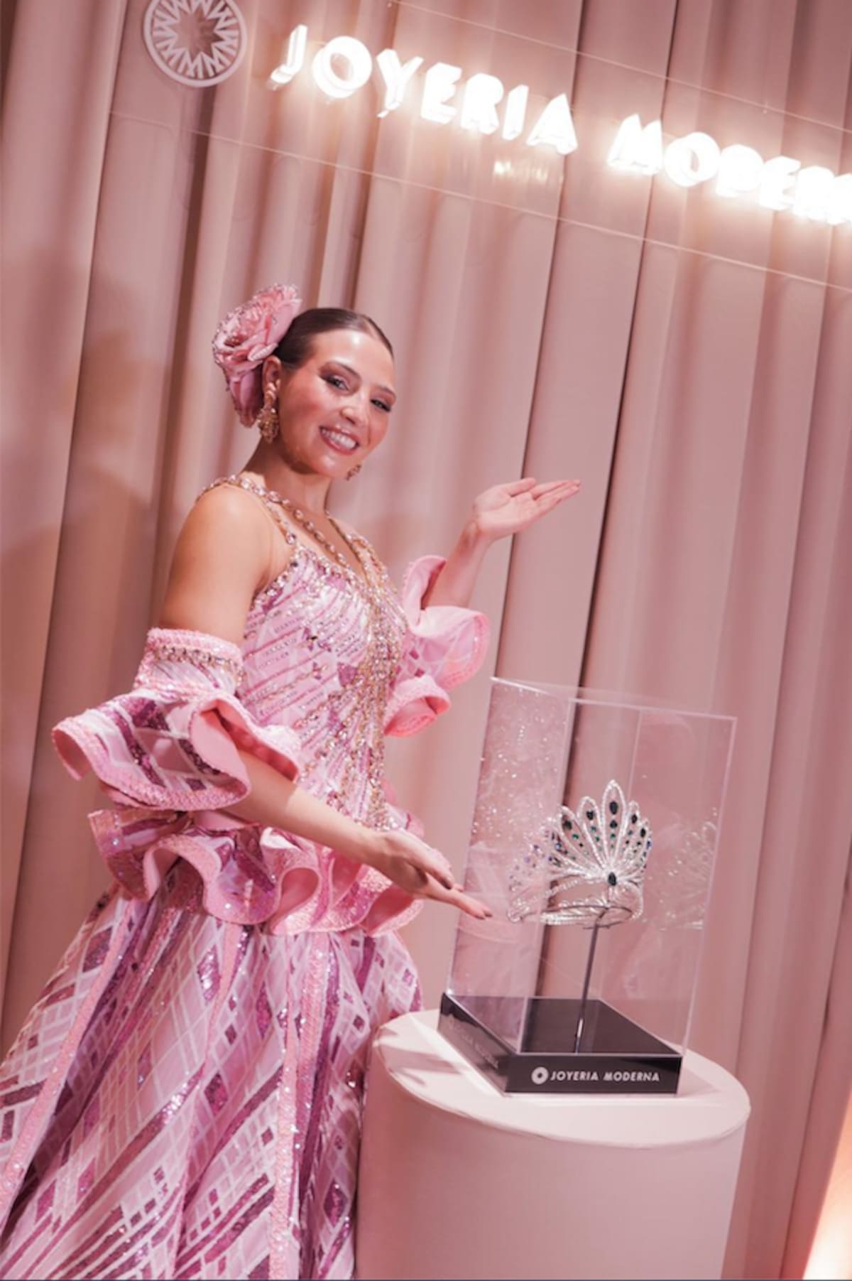 Michelle Char Fernández, reina del Carnaval de Barranquilla 2026, posa con la Caribe Esmeralda, que lucirá el día de su coronación .//Cortesía Carnaval de Barranquilla.