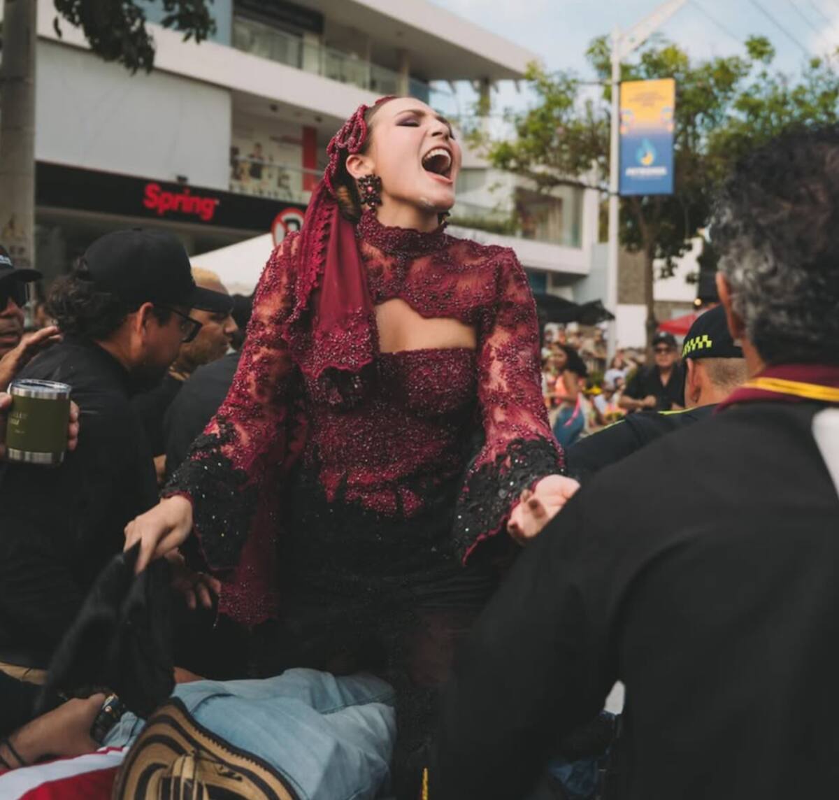 La reina Michelle Char Fernández haciendo la parodia de despedida a Joselito Carnaval en la Calle 84 2026.//Cortesía Carnaval.