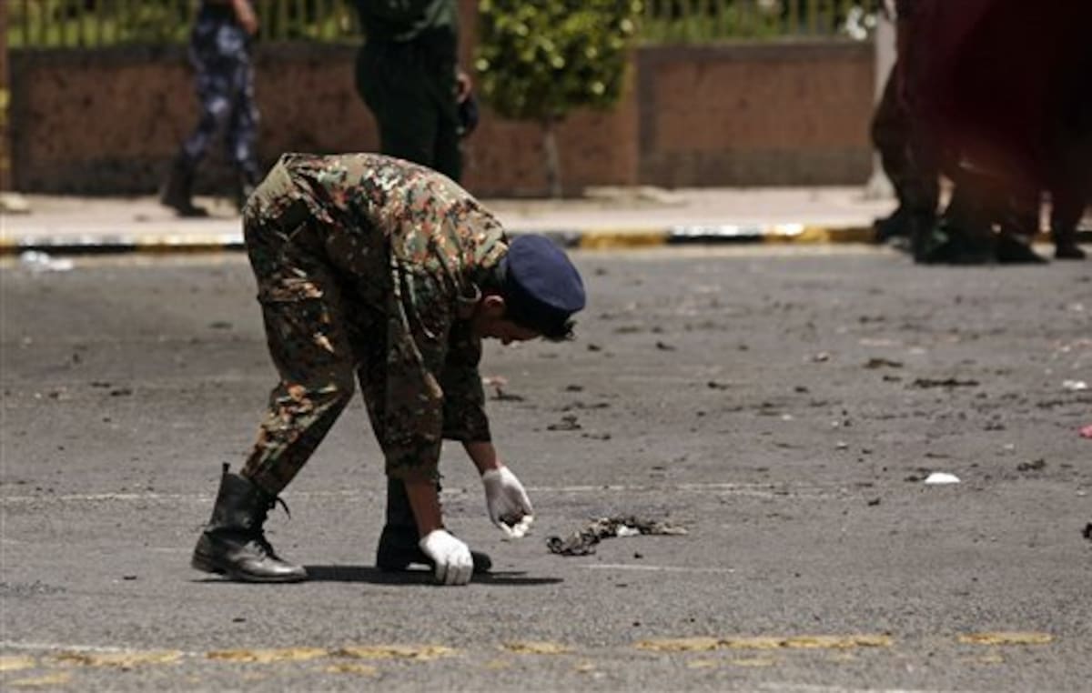 Un funcionario yemení afirmó que el atacante era un soldado que participaba en el ensayo del desfile en la plaza principal de la capital cerca del palacio presidencial en Sana. AP