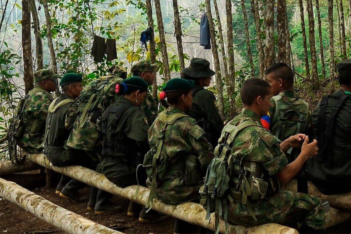 Imagen de guerrilleros en medio de la selva colombiana. // Foto: suministrada.