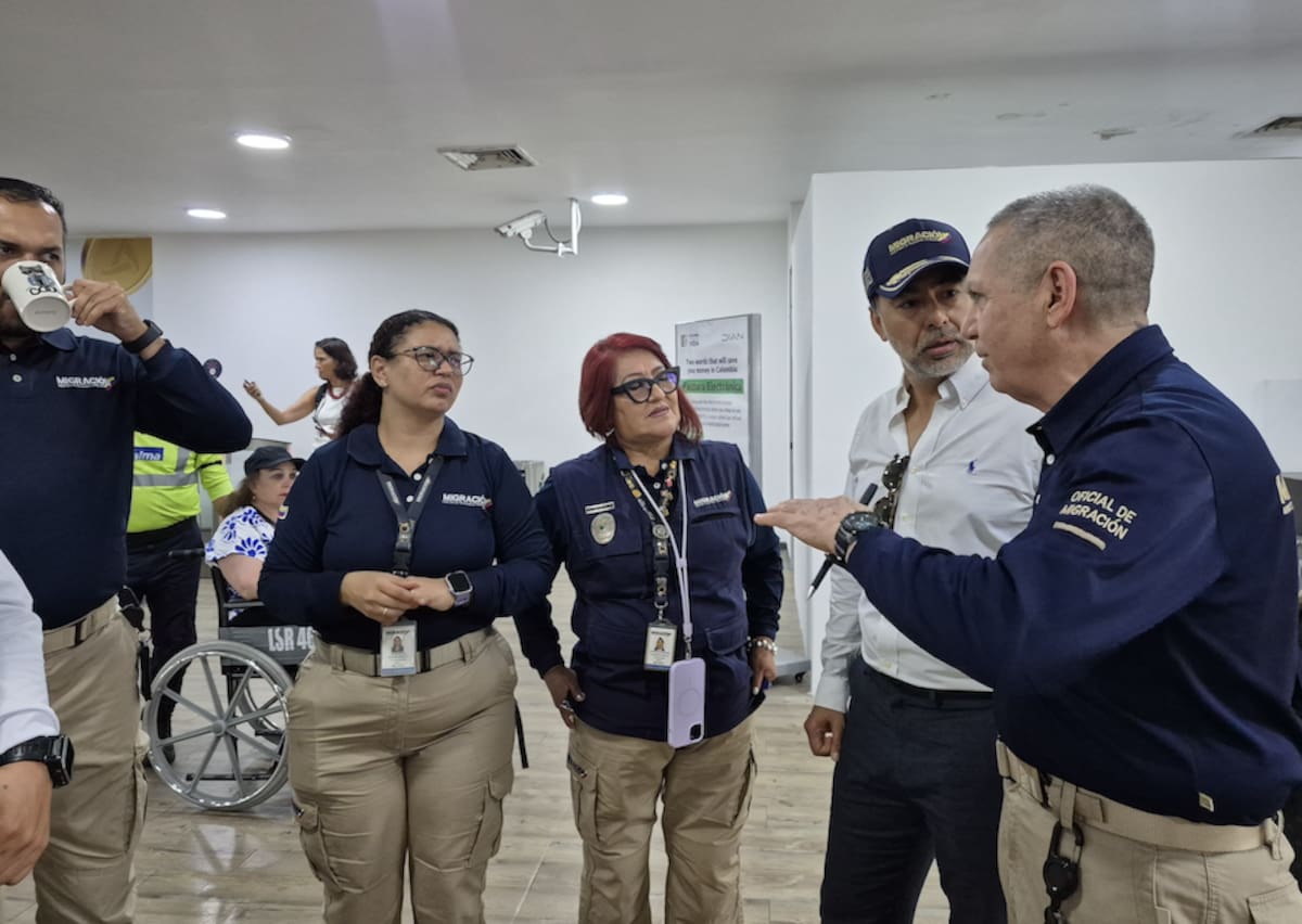El coronel (r) José Luis Castañeda Tiria, recorrió el Puesto de Control Migratorio Aéreo del Aeropuerto Internacional Ernesto Cortissoz de Barranquilla.//Cortesía Migración Colombia.