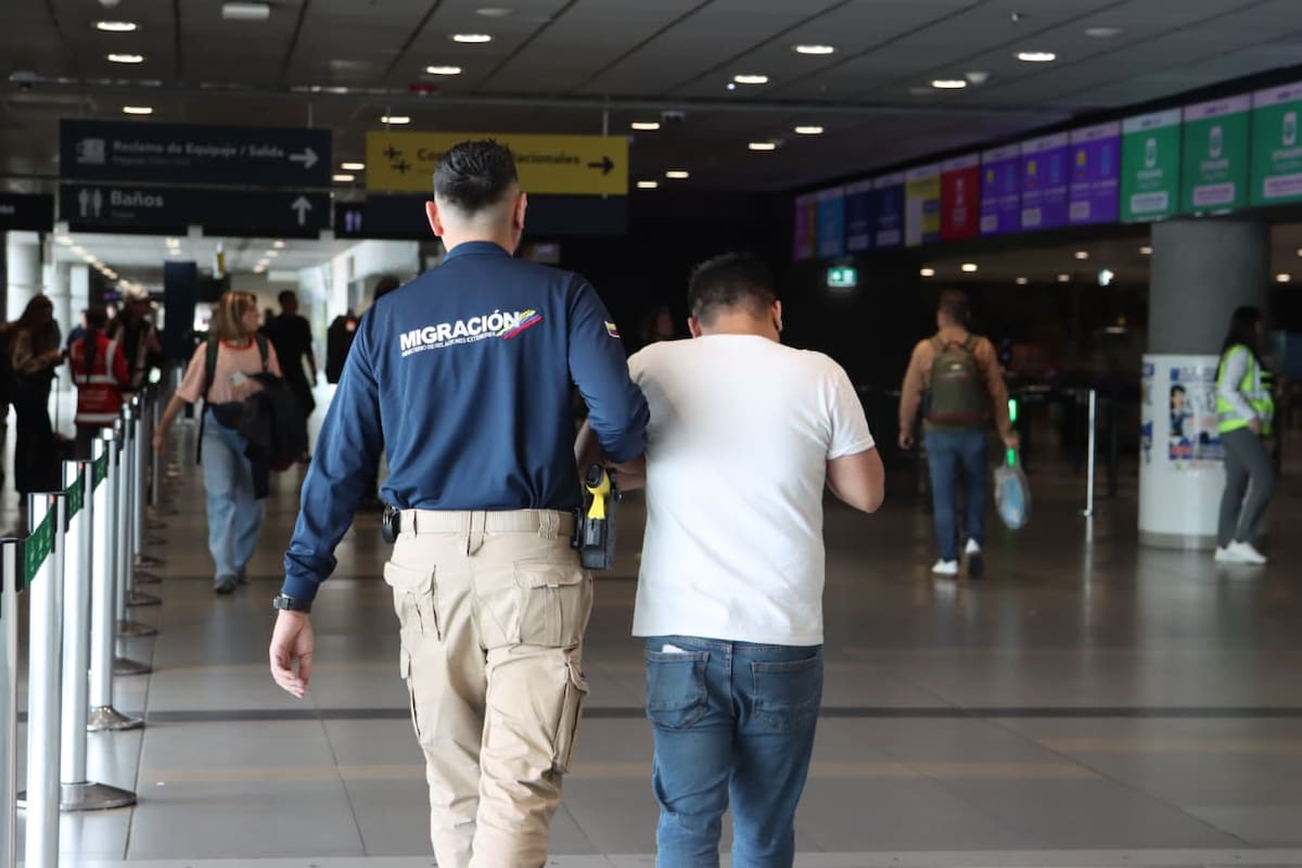 Algunos de los motivos de inadmisiones de extranjeros son: no presentar la visa requerida para ingresar al país o carecer de la documentación legalmente exigida. // Cortesía: Migración Colombia.