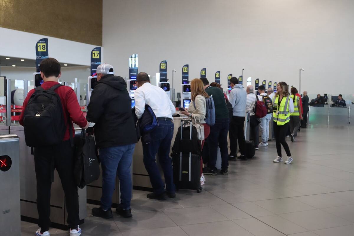 Viajeros usan el sistema Biomig para agilizar su paso por aeropuertos colombianos. // Foto: Migración Colombia.