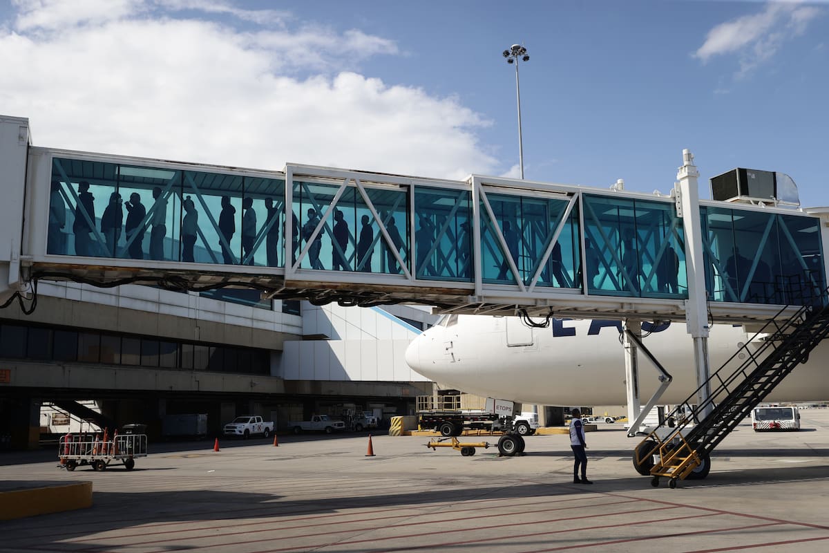 Migrantes del programa gubernamental Gran Misión Vuelta a la Patria arriban en un avión proveniente de Estados Unidos este viernes, al Aeropuerto Internacional de Maiquetía (Venezuela). EFE/ Ronald Peña R.
