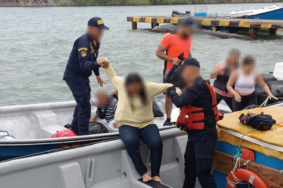 Autoridades rescatan a migrantes abandonados en el mar