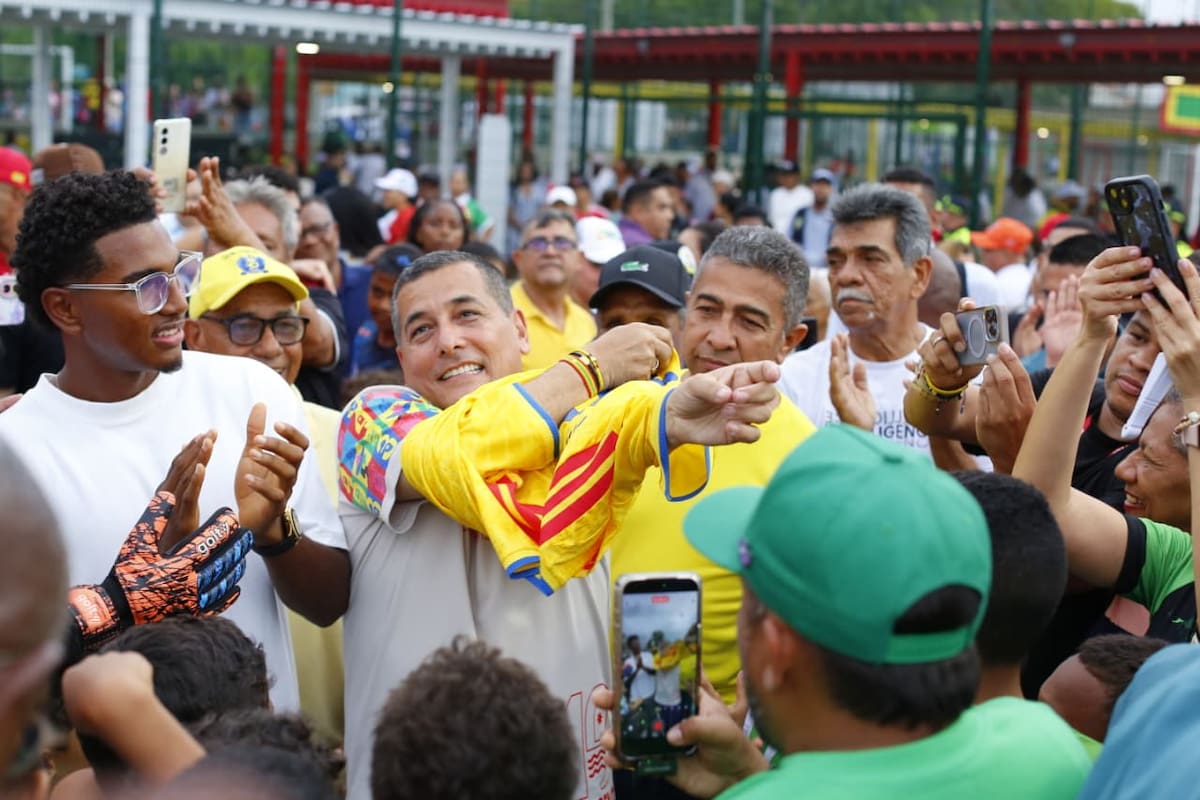 Miguel Agámez y Dumek Turbay, alcalde de Cartagena, en la reapertura de las canchas de Alameda. //CORTESÍA