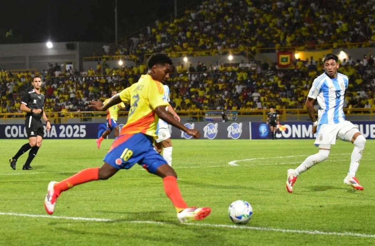 El volante cartagenero Miguel Agamez, de la Selección Colombia Sub-17, disputando un partido por el Suramericano de esa categoría ante Argentina, en el Estadio Jaime Morón León de Cartagena. // Cortesía Javier García.