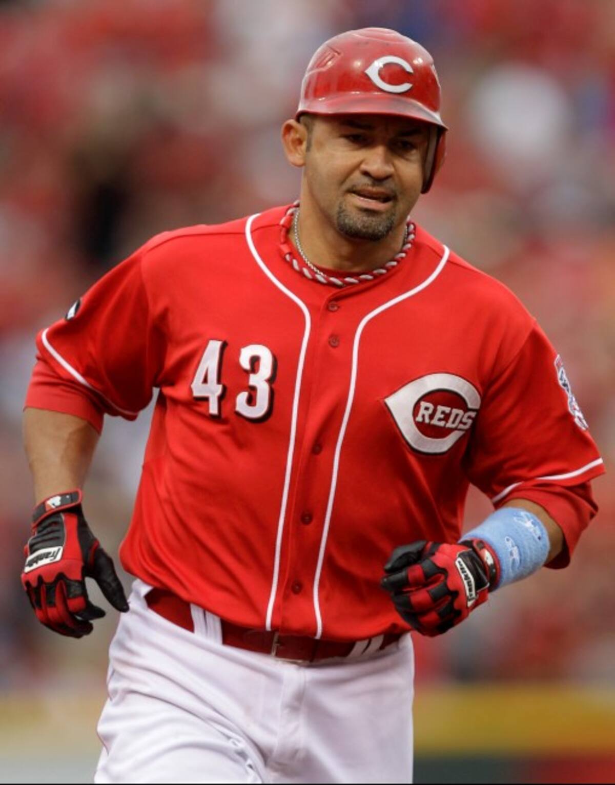 Miguel Cairo, hére ayer por los Rojos. AP