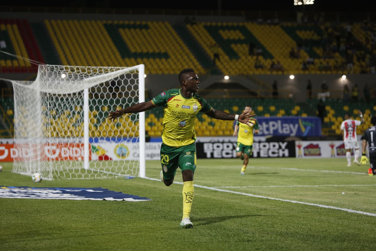 El delantero Miguel Murillo, del Real Cartagena, celebra un gol en el Estadio Jaime Morón León. // Luis Herrán - El Universal.