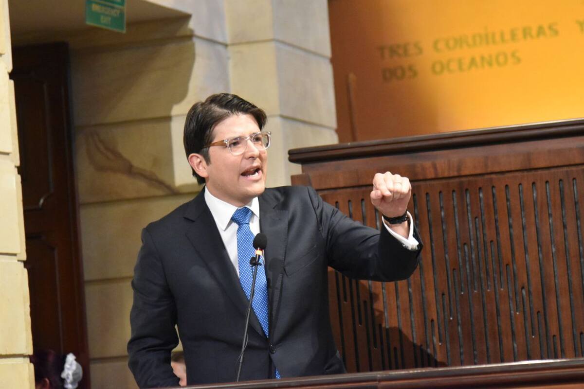 Uribismo cuestiona a Petro por no sancionar la Ley del Día sin Iva