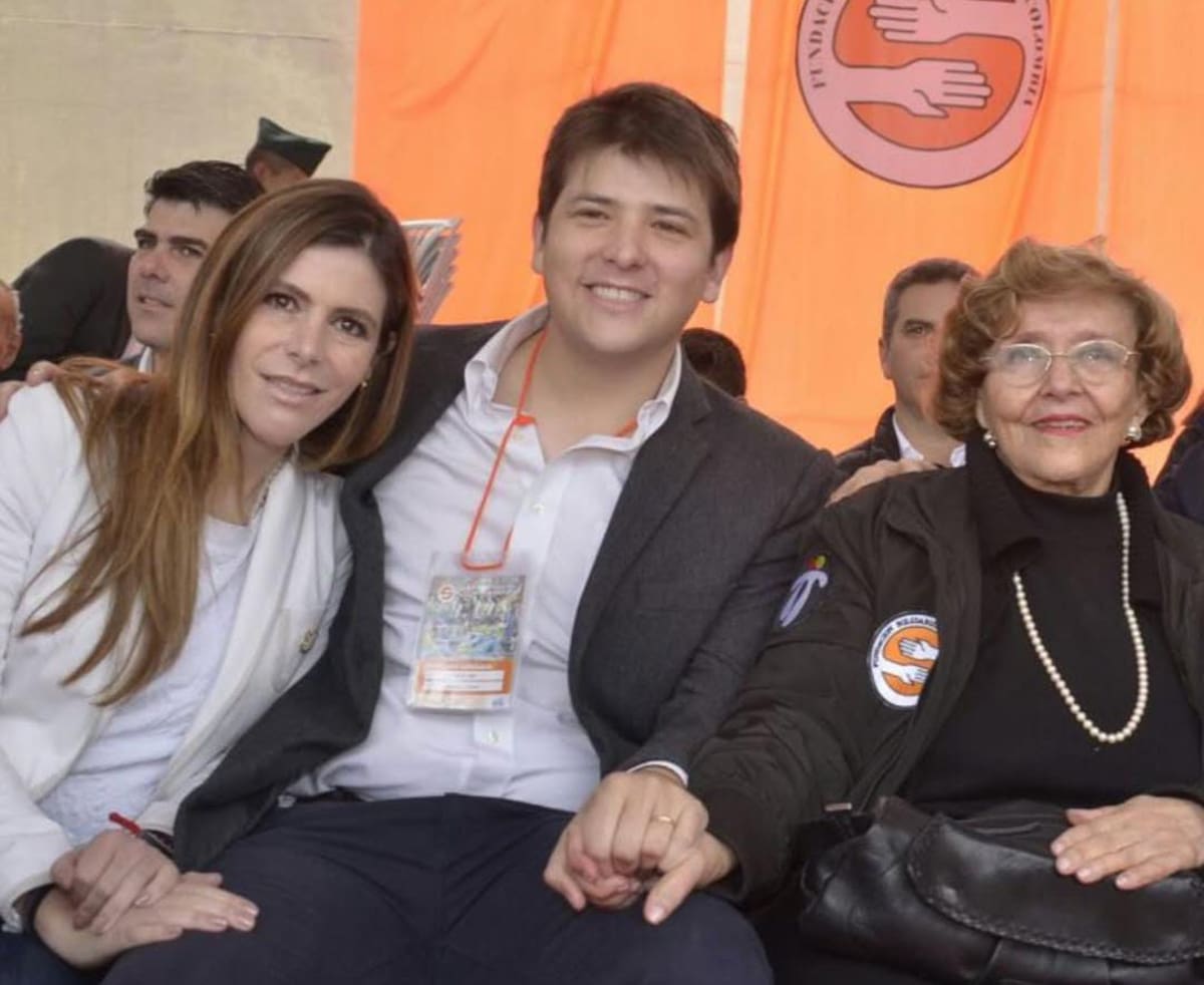 El político Miguel Uribe Turbay, junto a su hermana, María Carolina Hoyos Turbay y su abuela, Nydia Quintero de Turbay. // Foto: tomada de IG @mcarolinahoyost.