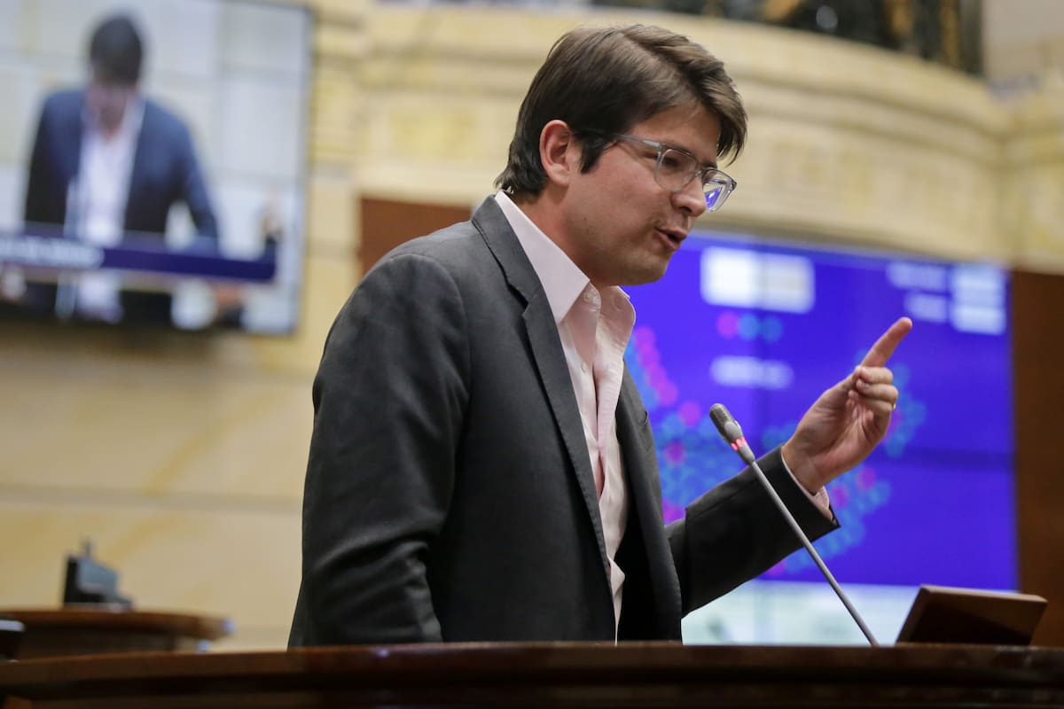 Miguel Uribe, senador del partido Centro Democrático, en medio de un debate de control político en el Congreso de la República. // Colprensa - Mariano Vimos.