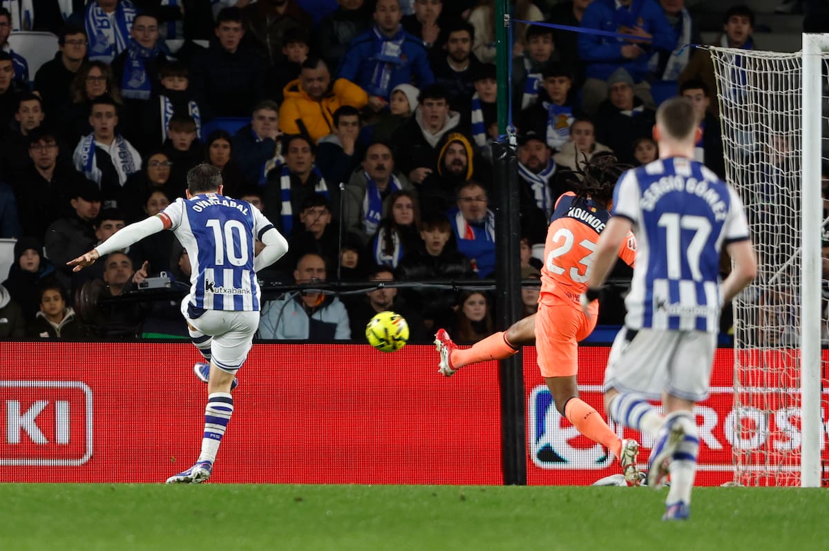 Mikel Oyarzabal puso en ventaja a la Real Sociedad en el partido ante Barcelona. //Foto, EFE: Juan Herrero