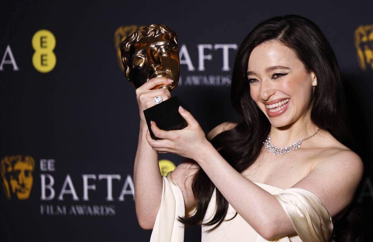 La actriz estadounidense Mikey Madison posa en la sala de prensa tras ganar el premio a la Mejor Actriz por 'Anora' durante los Premios BAFTA de Cine. //EFE