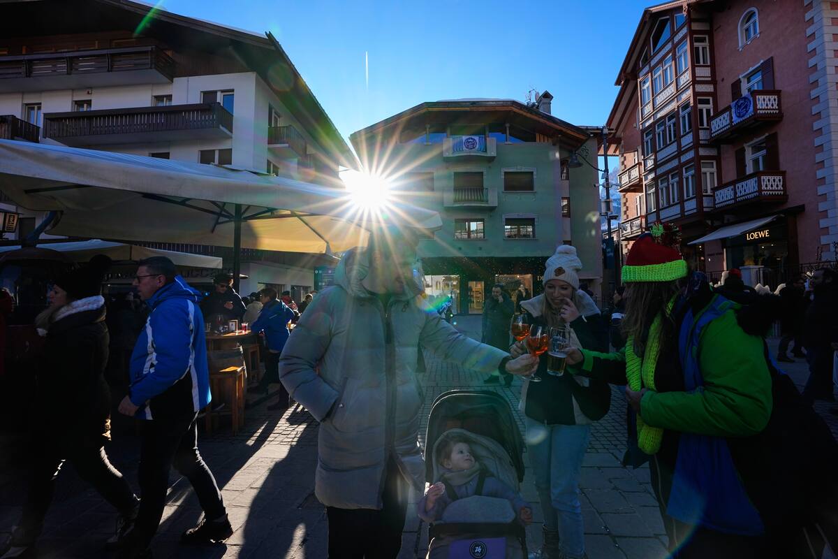 La gente pasa tiempo en Corso Italia durante los Juegos Olímpicos de Invierno de 2026, en Cortina d'Ampezzo, Italia. //Foto, AP: Aijaz Rahi