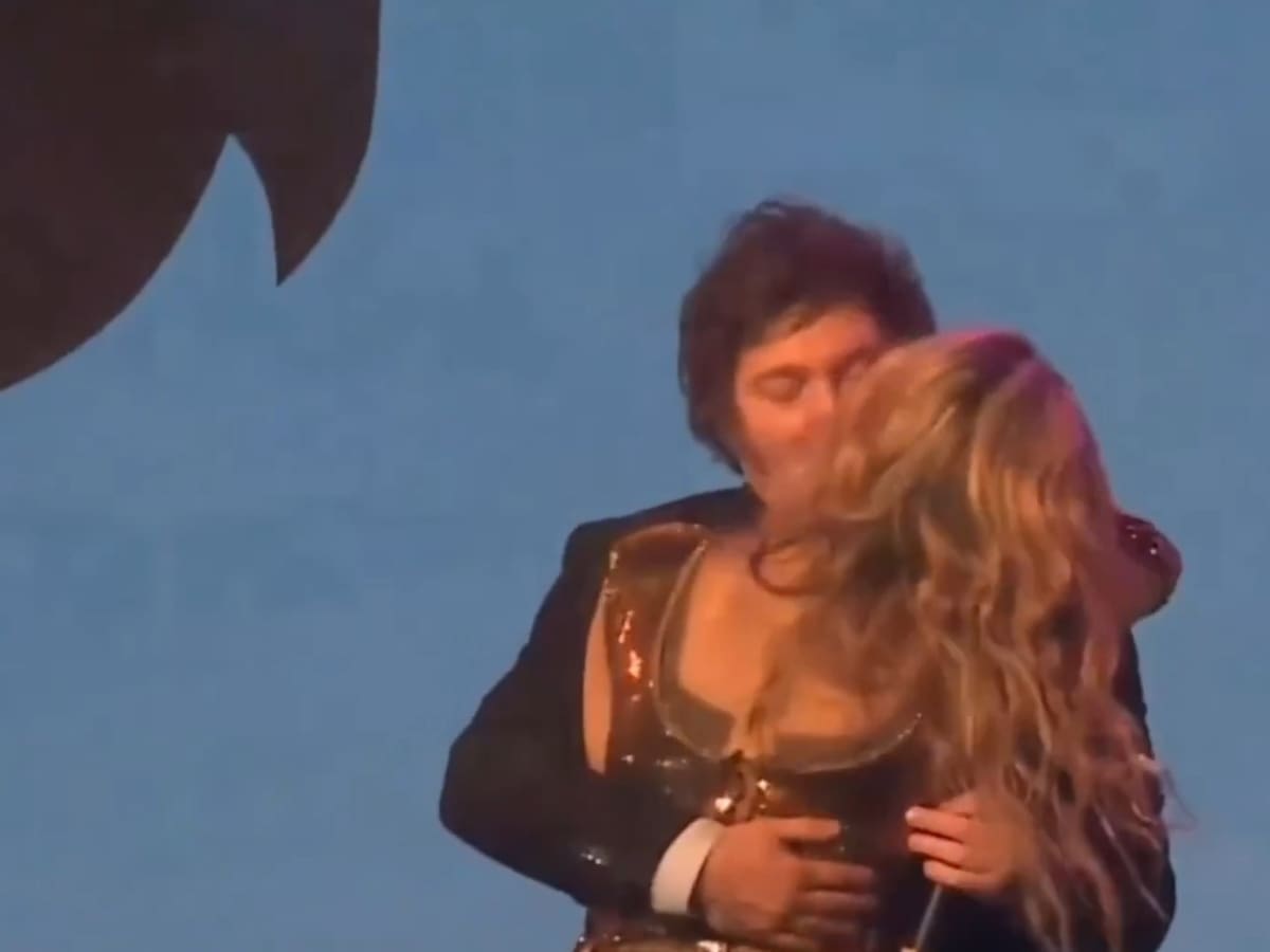 Beso apasionado de Milei con Fátima Florez. // Foto: captura tomada de X - CMonteroOficial.
