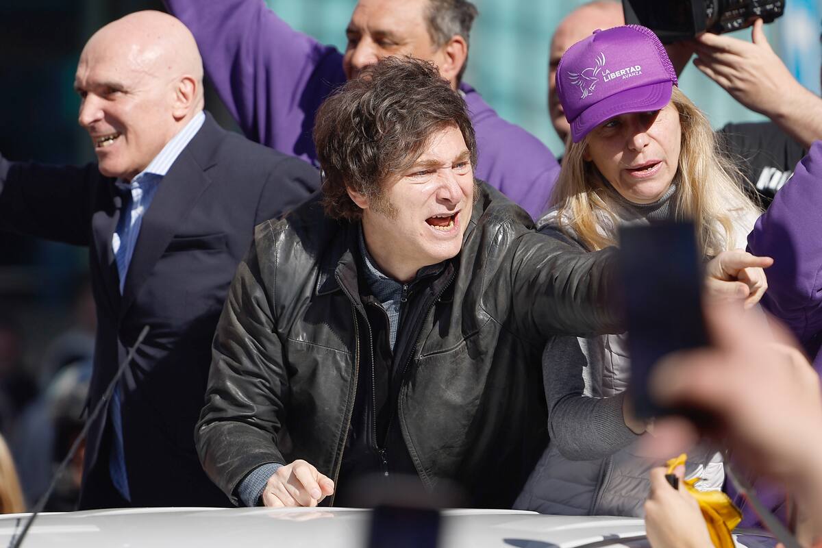 Javier Milei fue evacuado en pleno acto electoral tras ataque de opositores