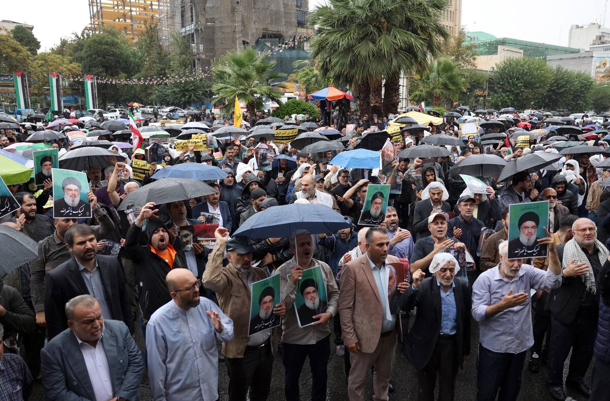 Manifestaciones en Teherán claman venganza por la muerte del líder de Hizbulá, Hasán Nasrala, en un bombardeo israelí sobre Beirut. EFE/EPA/ABEDIN TAHERKENAREH