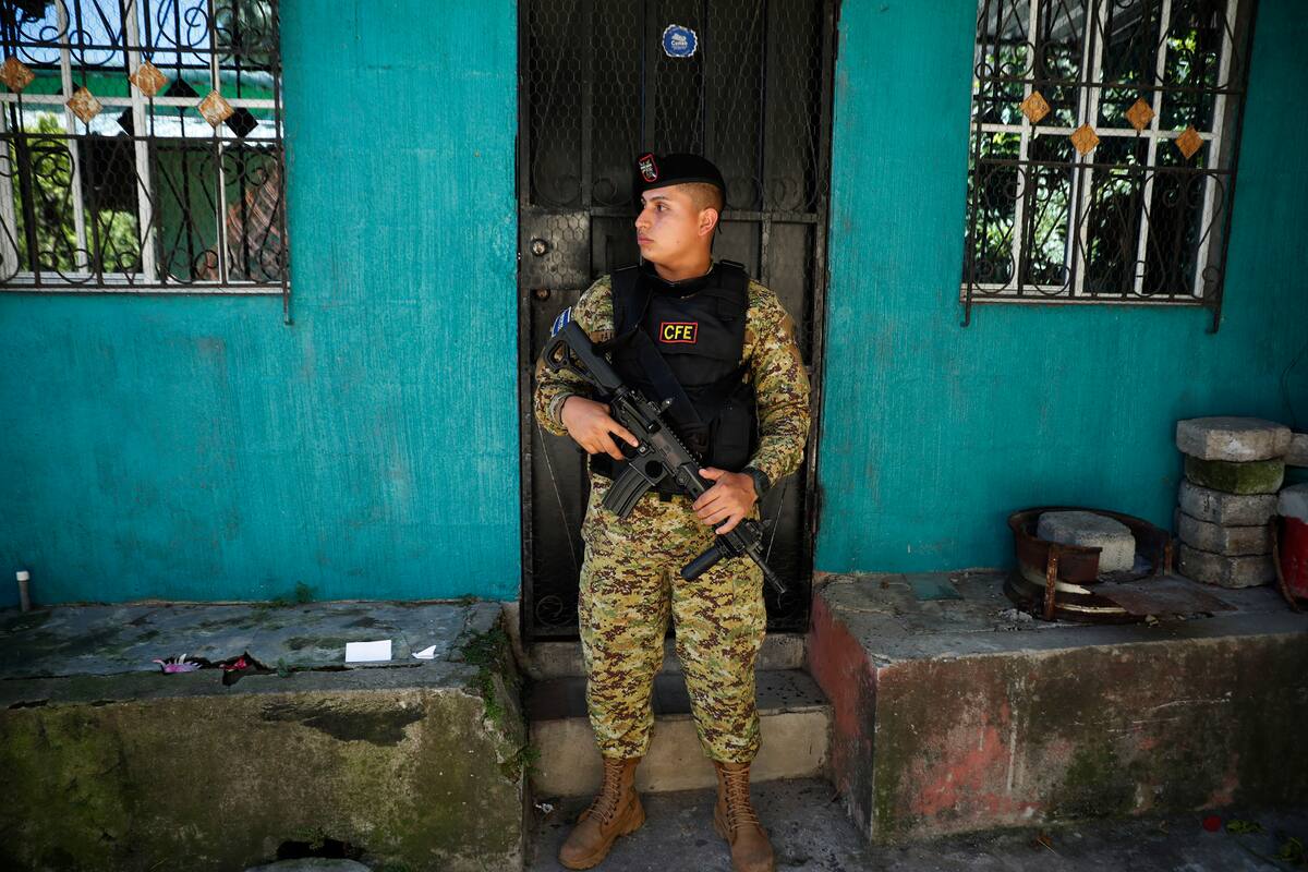 Un soldado vigila la colonia 10 de Octubre en San Marcos (El Salvador). //EFE