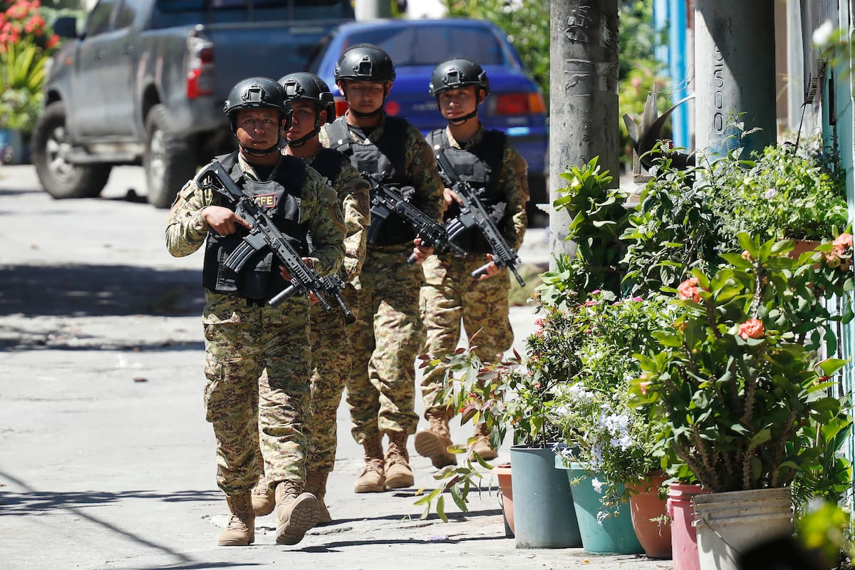 Soldados patrullan la colonia 10 de Octubre este lunes en San Marcos (El Salvador). //EFE