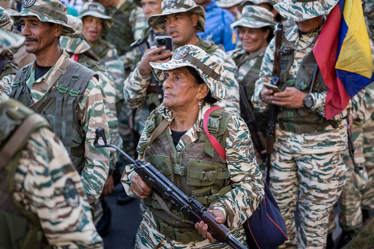 Integrantes de las milicias bolivarianas participan en un acto de juramentación este martes, en Caracas (Venezuela). //EFE