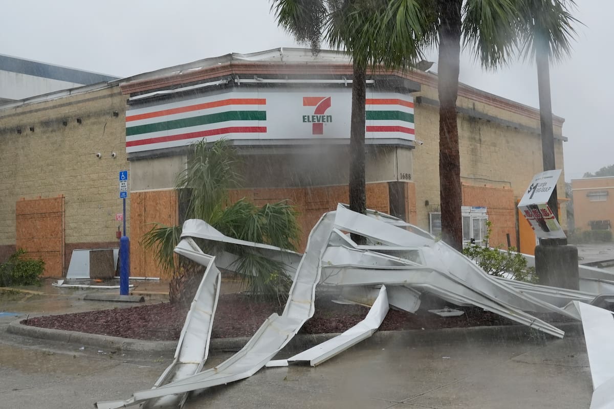 Un aparente tornado provocado por el huracán Milton arrancó el toldo de un establecimiento de la cadena 7-Eleven, el 9 de octubre de 2024, en Cabo Coral, Florida. // Foto: AP/Marta Lavandier)