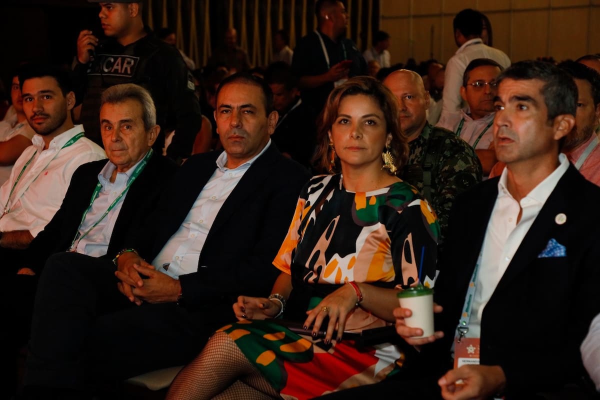 La ministra de Agricultura, Jhenifer Mojica, en la apertura del Congrespo de Fedepalma, en Bucaramanga, junto al gerente general del Banco Agrario, Hernando Chica, entre otros.. // Cortesía