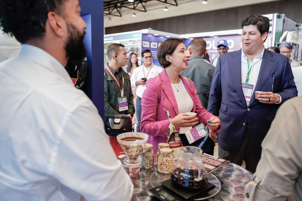 La ministra de Agricultura, Martha Carvajalino, recorre la muestra comercial del Congreso Nacional de Cultivadores de Palma de Aceite, en el Centro de Eventos Valle del Pacífico, en Cali. Le acompaña Carlos José Murgas Dávila, presidente de la Junta Directiva de Fedepalma. // Cortesía Fedepalma.
