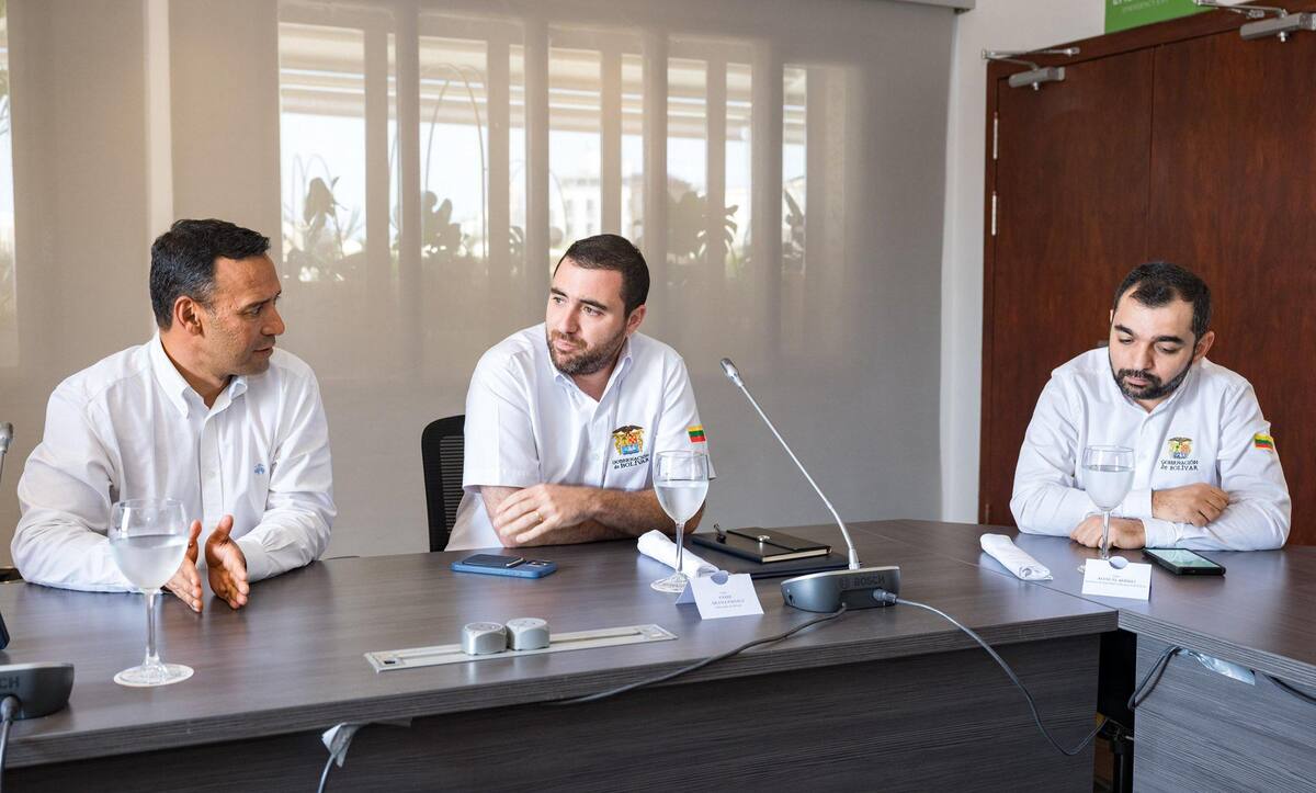 El gobernador Yamil Arana en reunión con el ministro de Defensa, Pedro Sánchez (izquierda). // Cortesía
