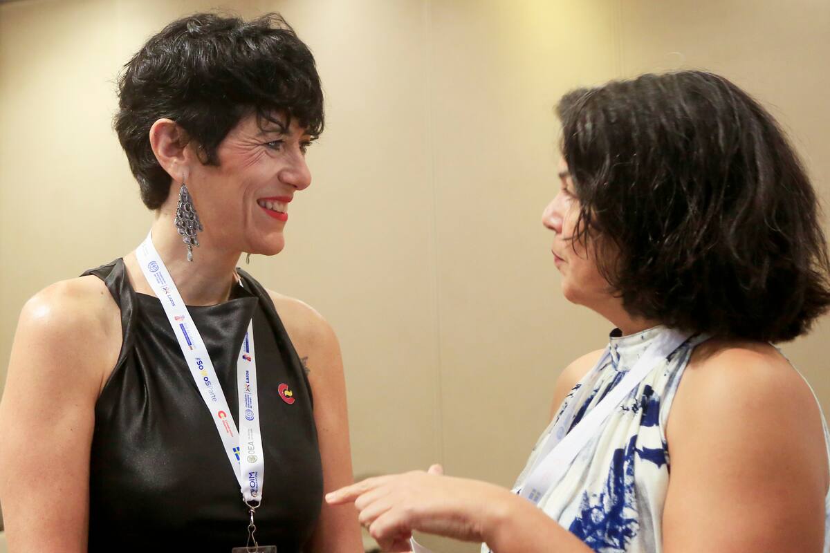 La ministra de Inclusión, Seguridad Social y Migraciones de España, Elma Saiz Delgado (i) asiste al Tercer Encuentro Regional, Diálogo de Mujeres Lideresas de las Diásporas en América Latina y el Caribe este viernes en Cartagena (Colombia). EFE/ Ricardo Maldonado Rozo