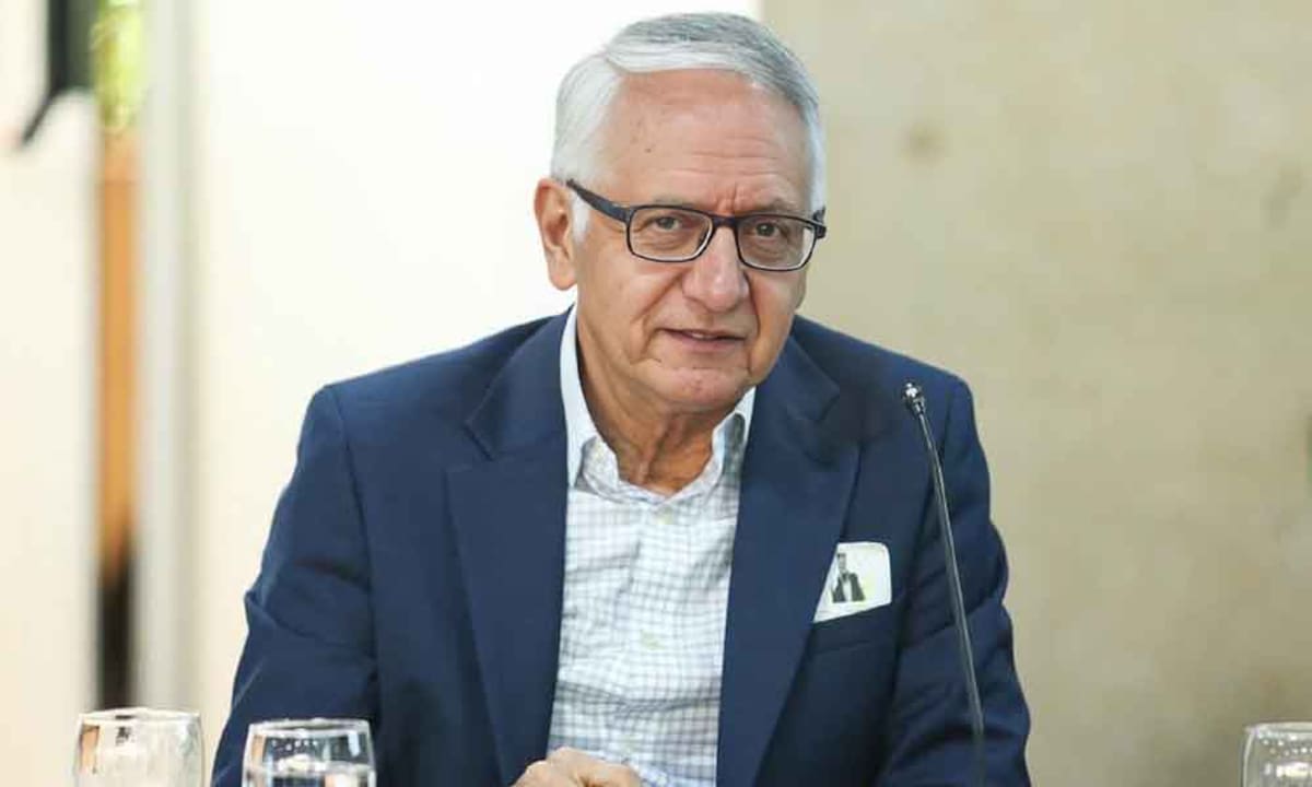 Ministro de Salud responde a señalamientos por actuación de su esposa, funcionaria de Supersalud.
