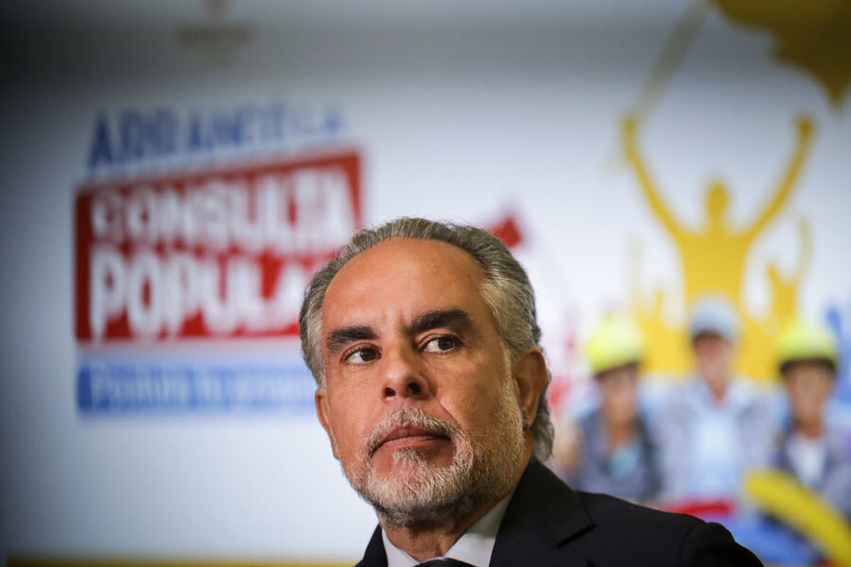 Ministro del Interior durante el anuncio de la plataforma Consulta Digital, en medio de cuestionamientos por presunto uso electoral del mecanismo.// Foto: Colprensa