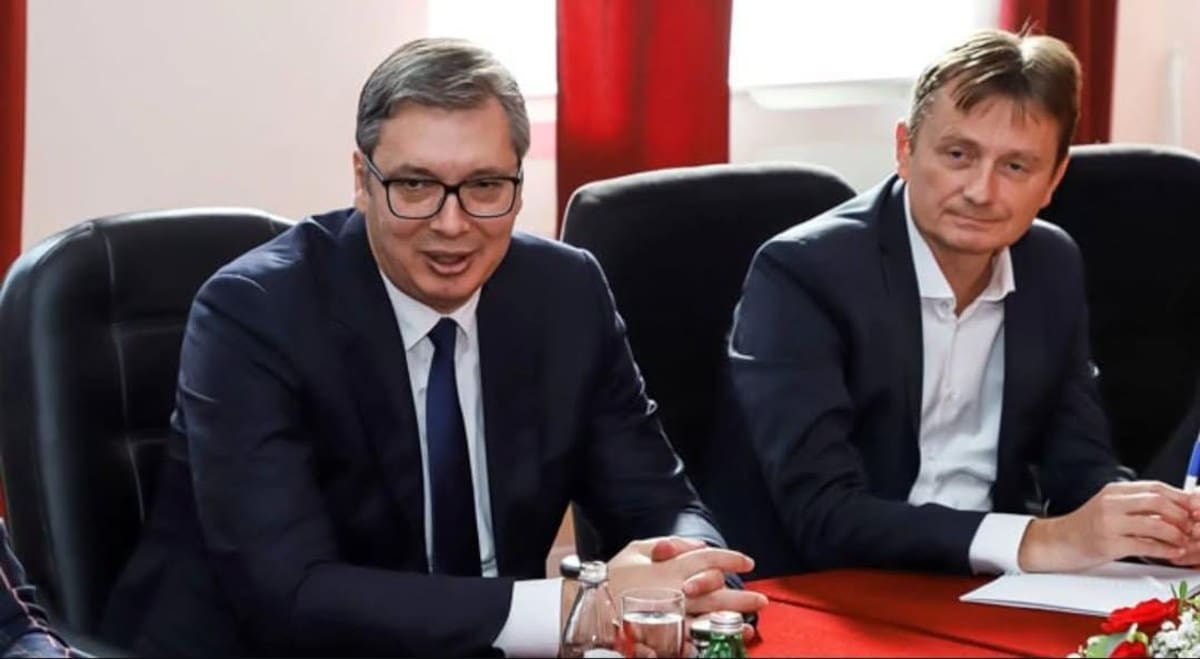 El se encuentra en estado grave tras haber sufrido este martes un derrame cerebral durante una intervención en directo en un programa de televisión.
El presidente serbio, el nacionalista Aleksandar Vucic (i), junto al ministro de Inversiones Públicas, Darko Glisic (d), quien sufrió derrame en plena entrevista. // Foto: tomada de IG @buducnostsrbijeav.
comenzó a tartamudear durante la charla con los presentadores en la emisión de un programa matutino en el canal Pink.