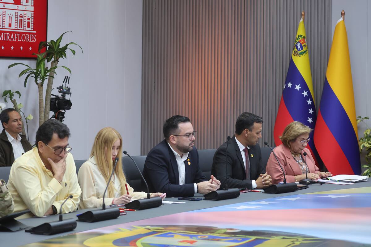 La ministra de Relaciones Exteriores de Colombia, Rosa Villavicencio (d); el ministro de Defensa, Pedro Sánchez (2-d); el ministro de Minas y Energía, Edwin Palma (c), y la ministra de Comercio, Industria y Turismo, Diana Marcela Morales; (2-i), asisten a una reunión con la presidenta encargada de Venezuela, Delcy Rodríguez, y su gabinete ministerial este viernes, en el Palacio de Miraflores en Caracas (Venezuela). // Foto: EFE/ Miguel Gutiérrez.